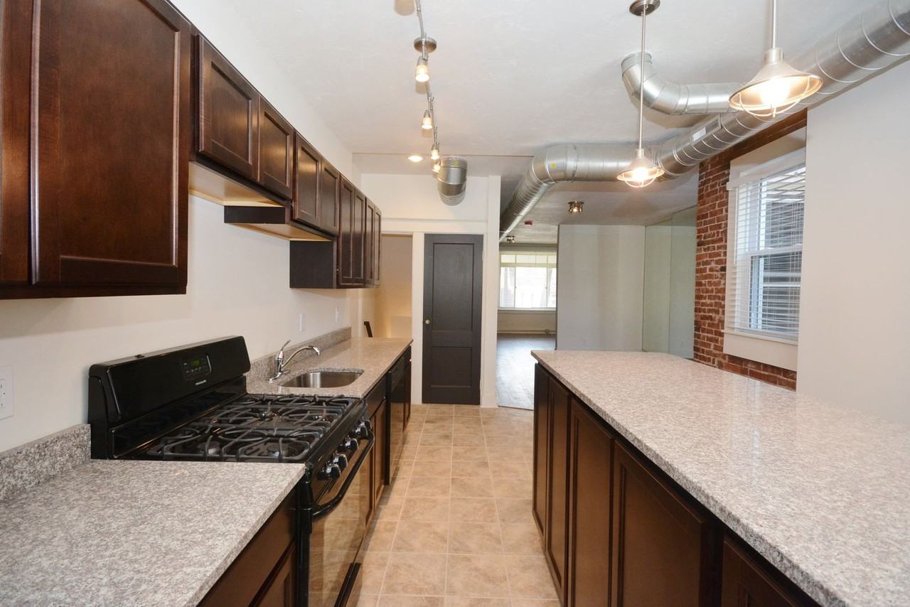 3385 Parkview Ave - Photo 3 of 20