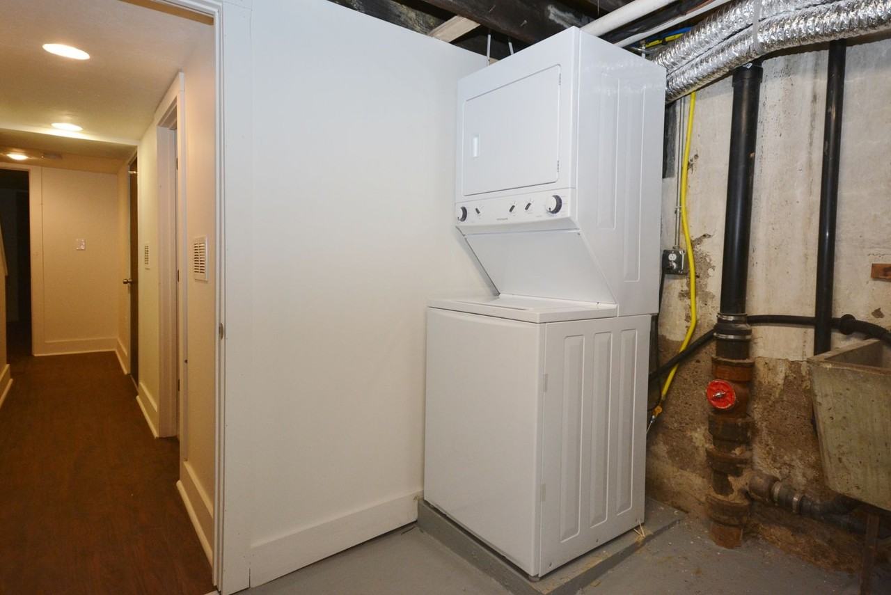 3385 Parkview Ave - Photo 4 of 20