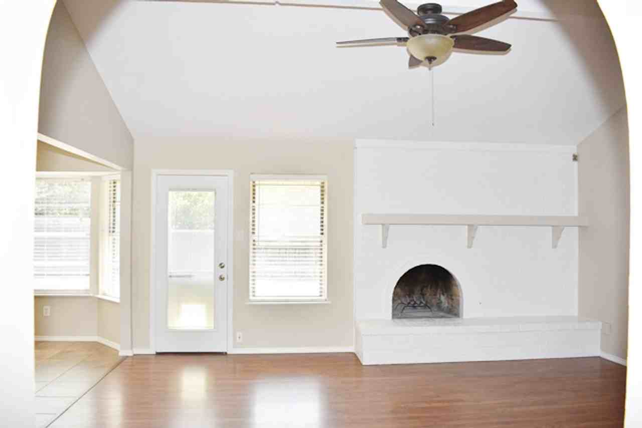 924 Prestwick St - Photo 2 of 17