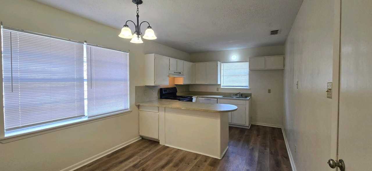 111 Queens Ct - Photo 3 of 21