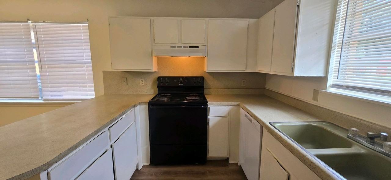 111 Queens Ct - Photo 4 of 21