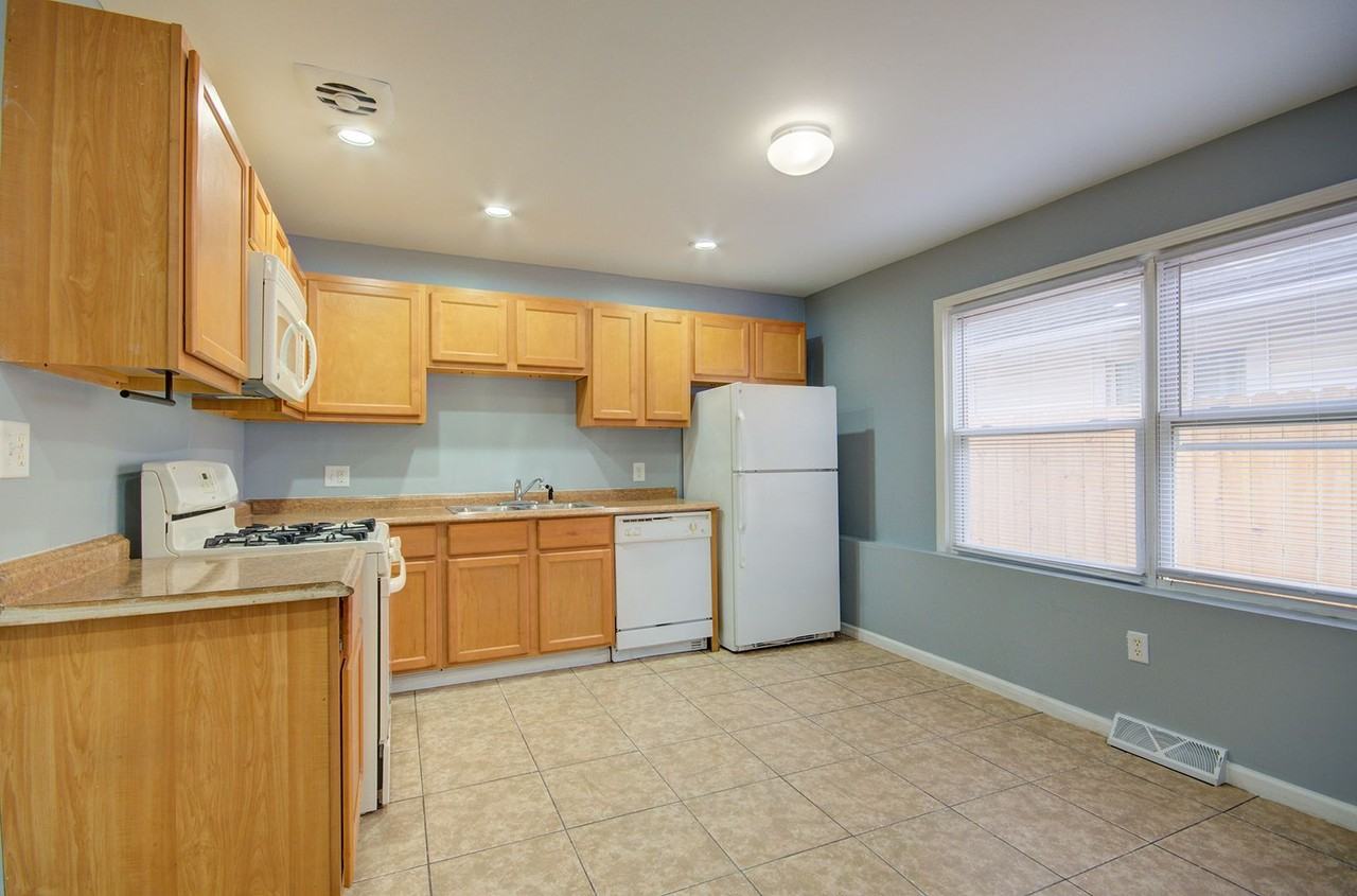 1600 Allen St - Photo 5 of 13