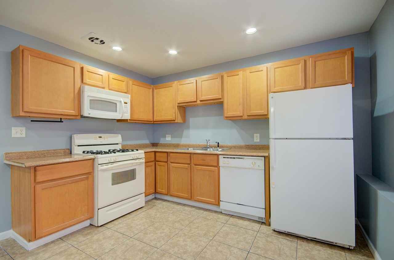 1600 Allen St - Photo 6 of 13