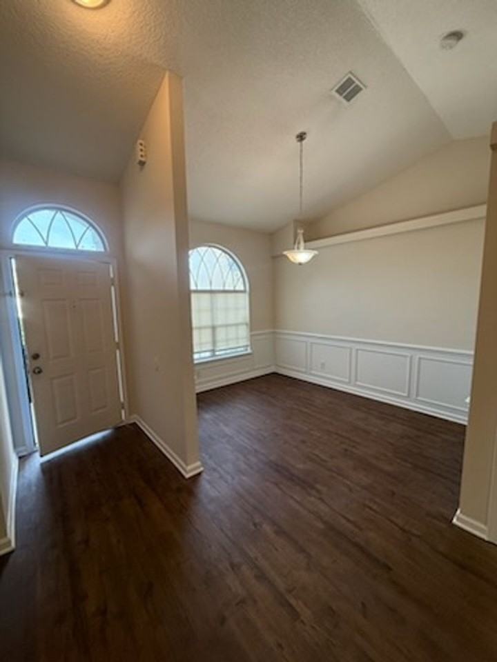 1994 Flora Ct - Photo 2 of 7