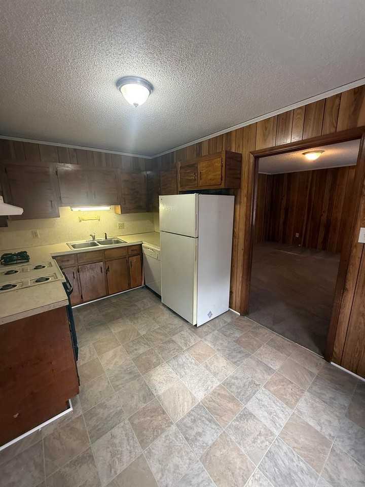 242 Hughes St #B - Photo 2 of 6