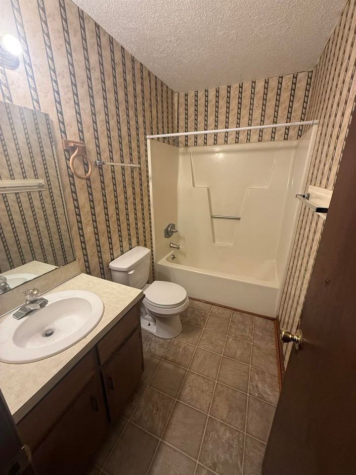 242 Hughes St #B - Photo 6 of 6