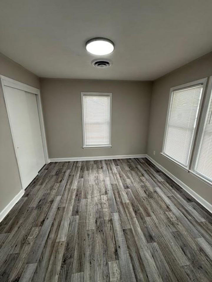 325 Rich Ave - Photo 2 of 8