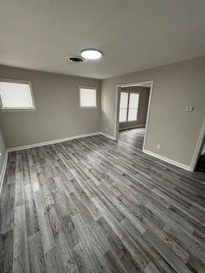 325 Rich Ave - Photo 3 of 8