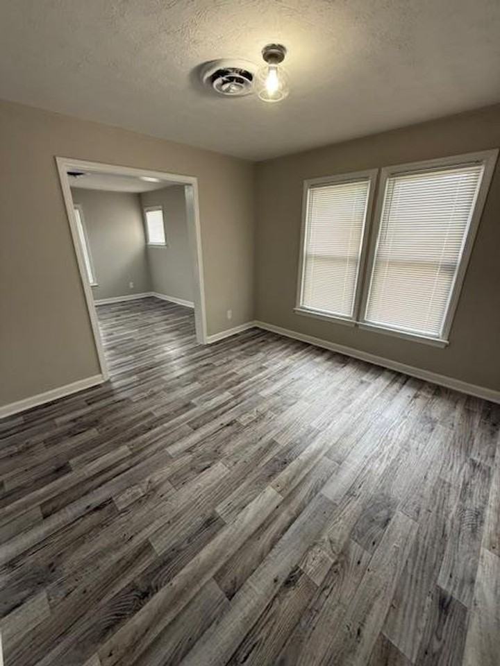 325 Rich Ave - Photo 5 of 8