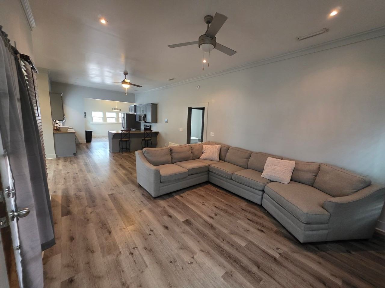 602 W Lee St - Photo 2 of 13