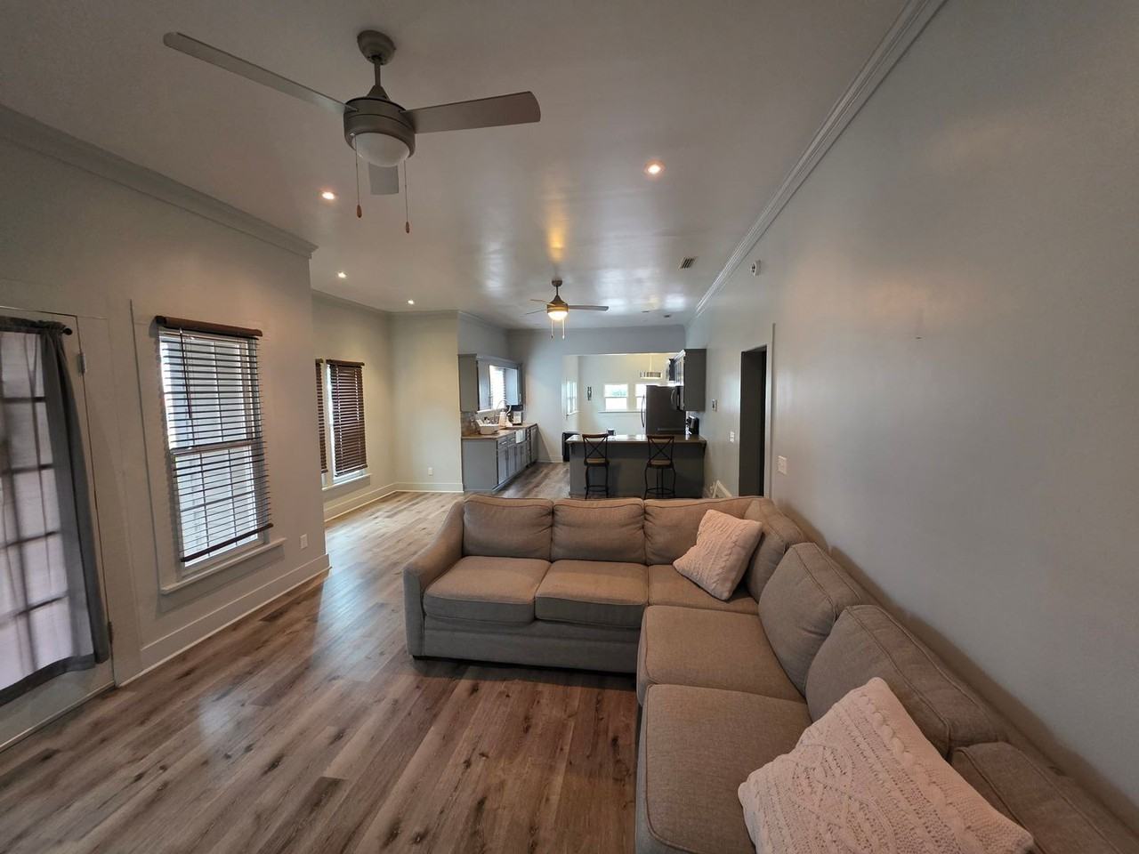 602 W Lee St - Photo 3 of 13