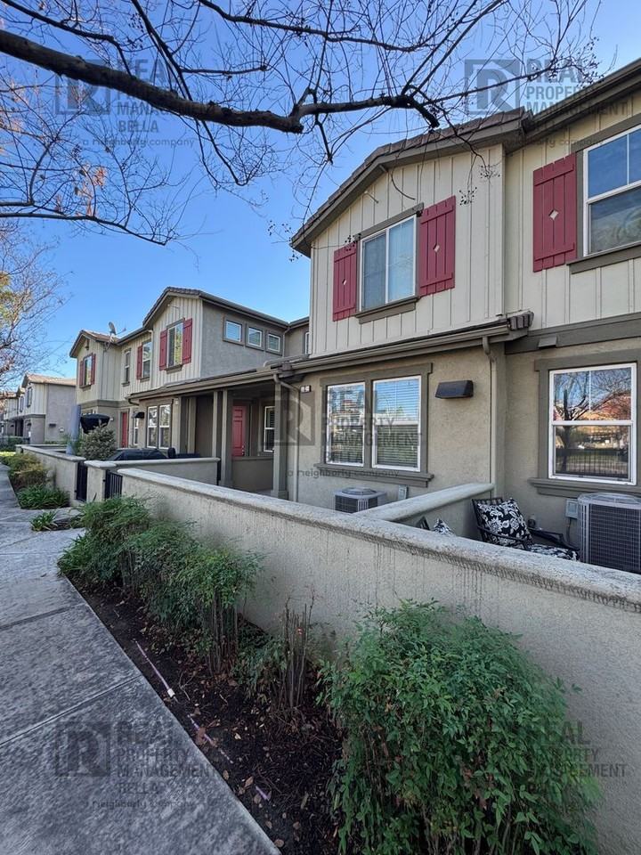 26025 Iris Ave - Photo 2 of 30