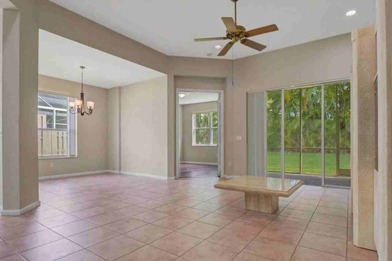 6731 Southport Dr - Photo 4 of 18