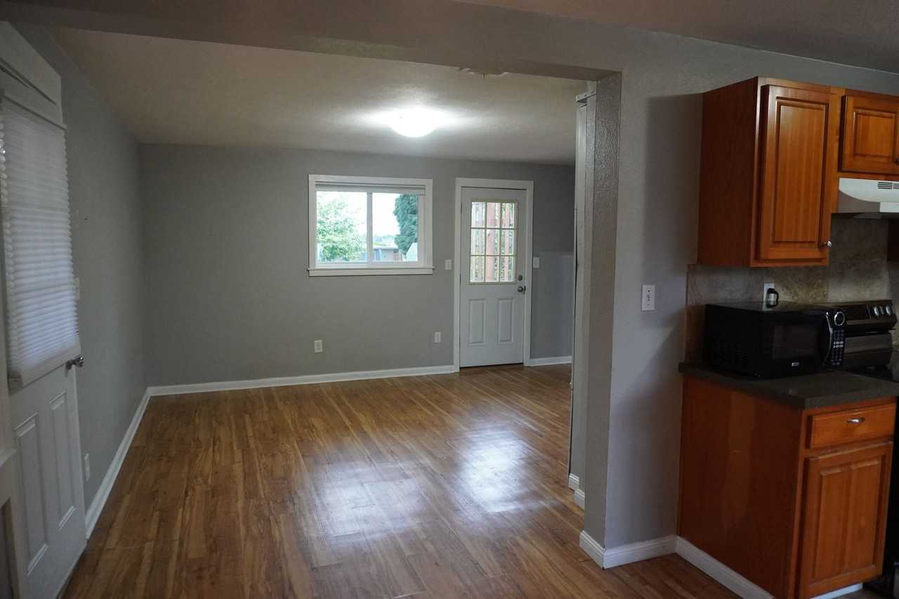 3708 E 13th St - Photo 4 of 12