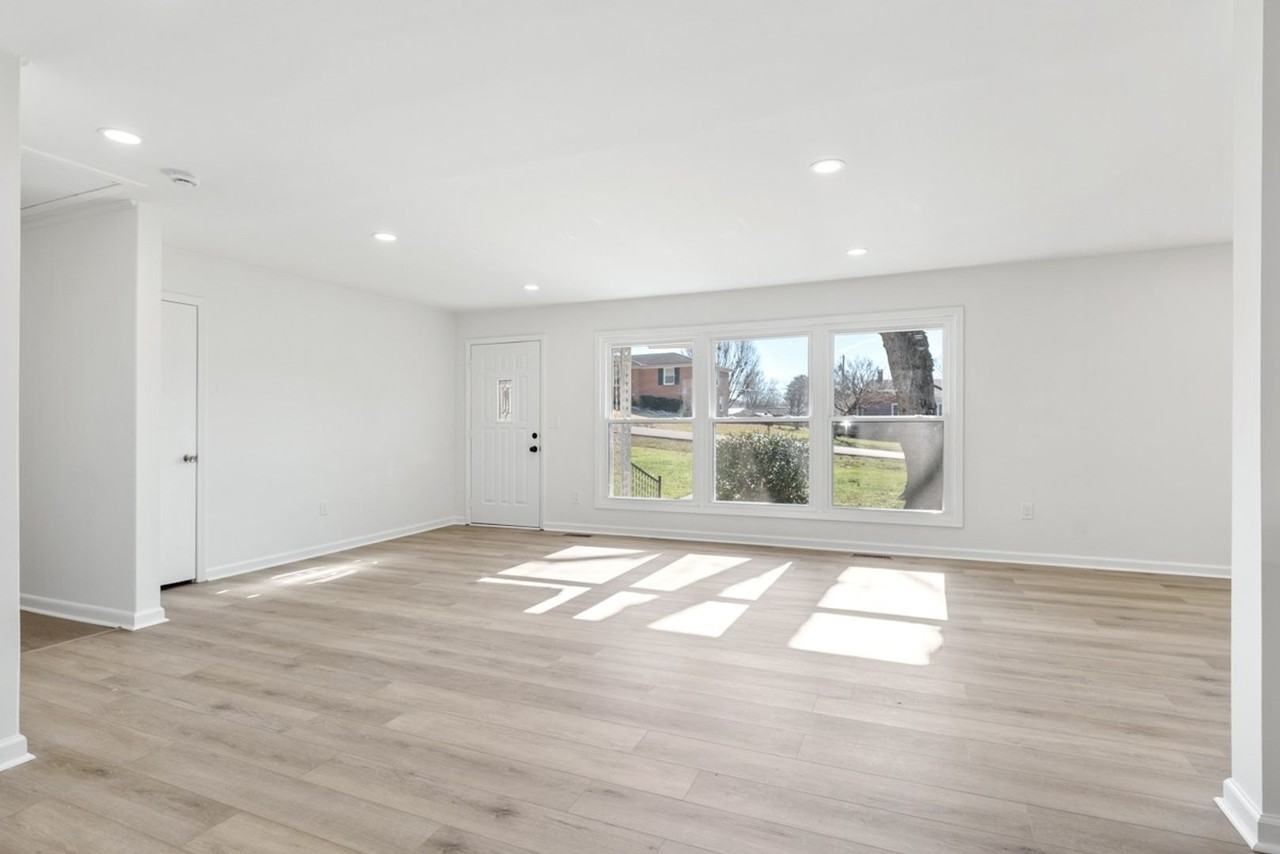 201 Porter Cir - Photo 2 of 32