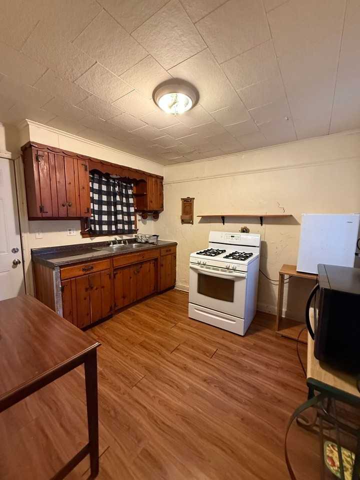 1360 Pennsylvania Ave - Photo 2 of 3