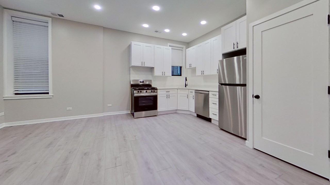 739 W Briar Pl #1R - Photo 2 of 7