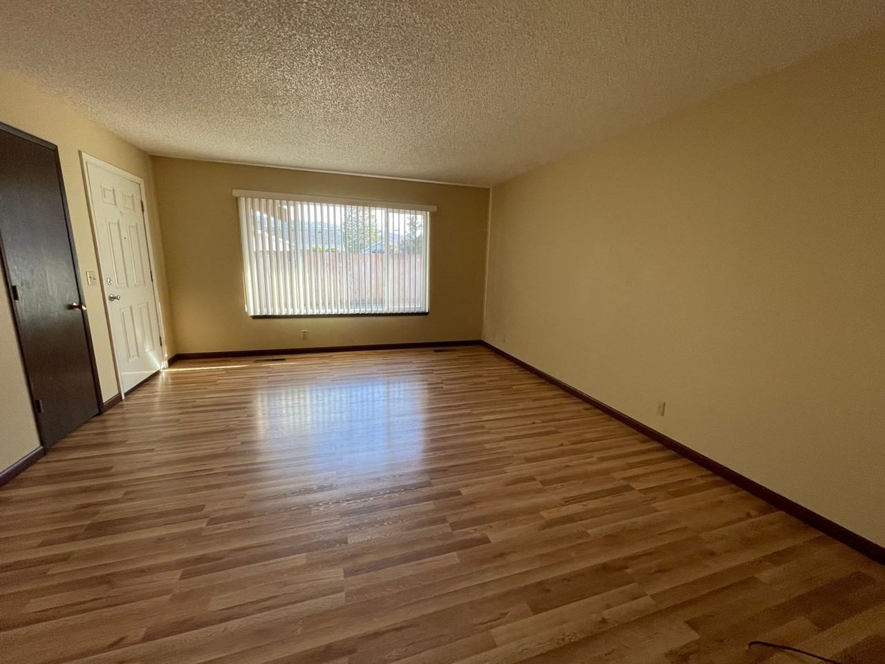 463 Nw Cecil Ave - Photo 3 of 10