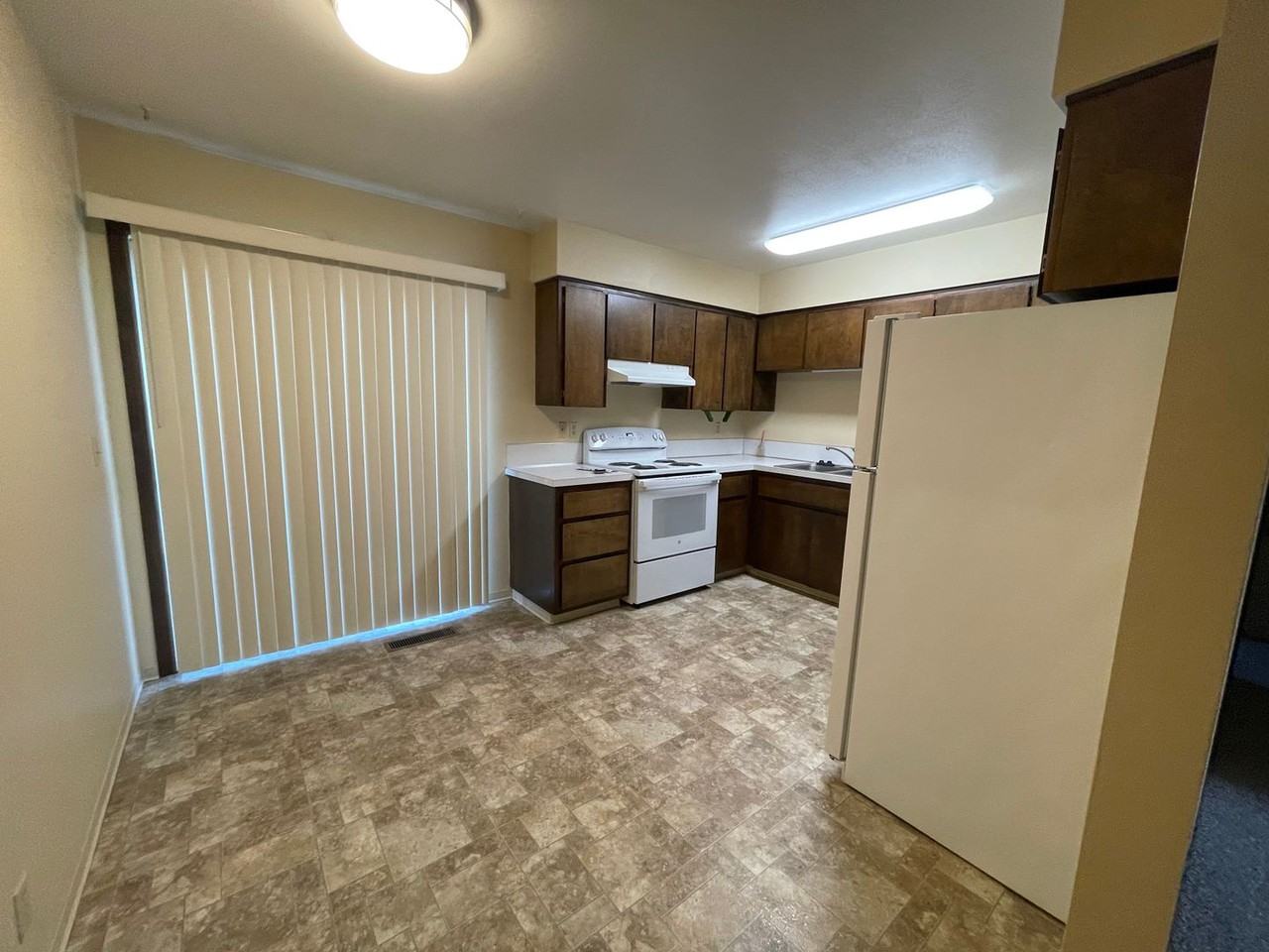 463 Nw Cecil Ave - Photo 4 of 10