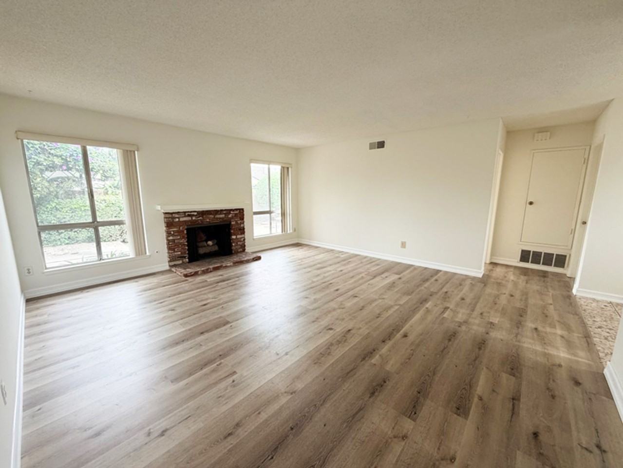 715 S Oakstone Way - Photo 3 of 12