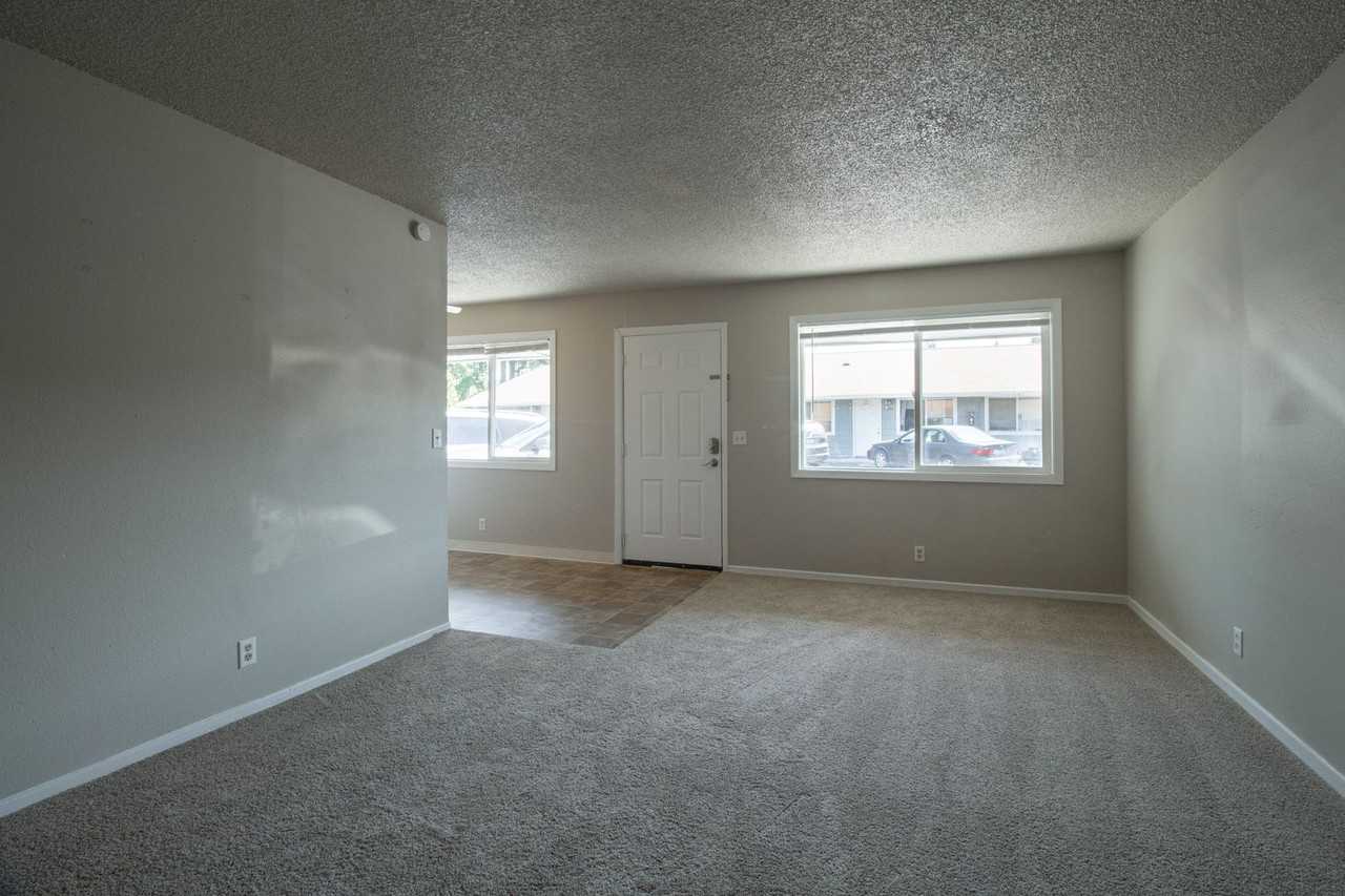 932 Ne 86th St - Photo 3 of 12