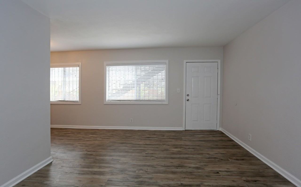 10227 S. 10th Ave. - Photo 4 of 31