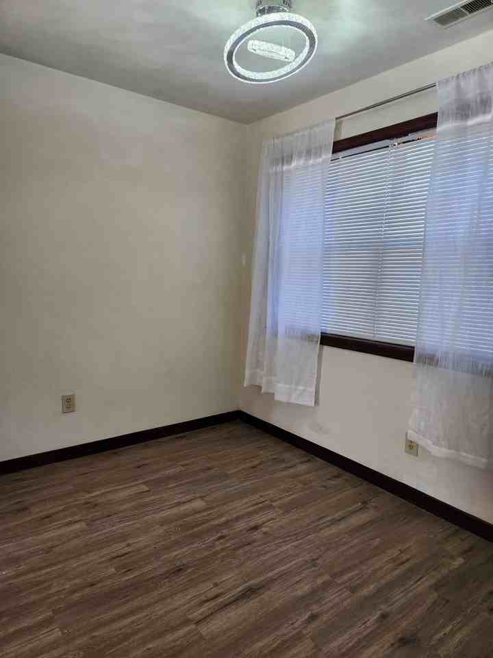 211 Greenbrier Ave - Photo 2 of 8