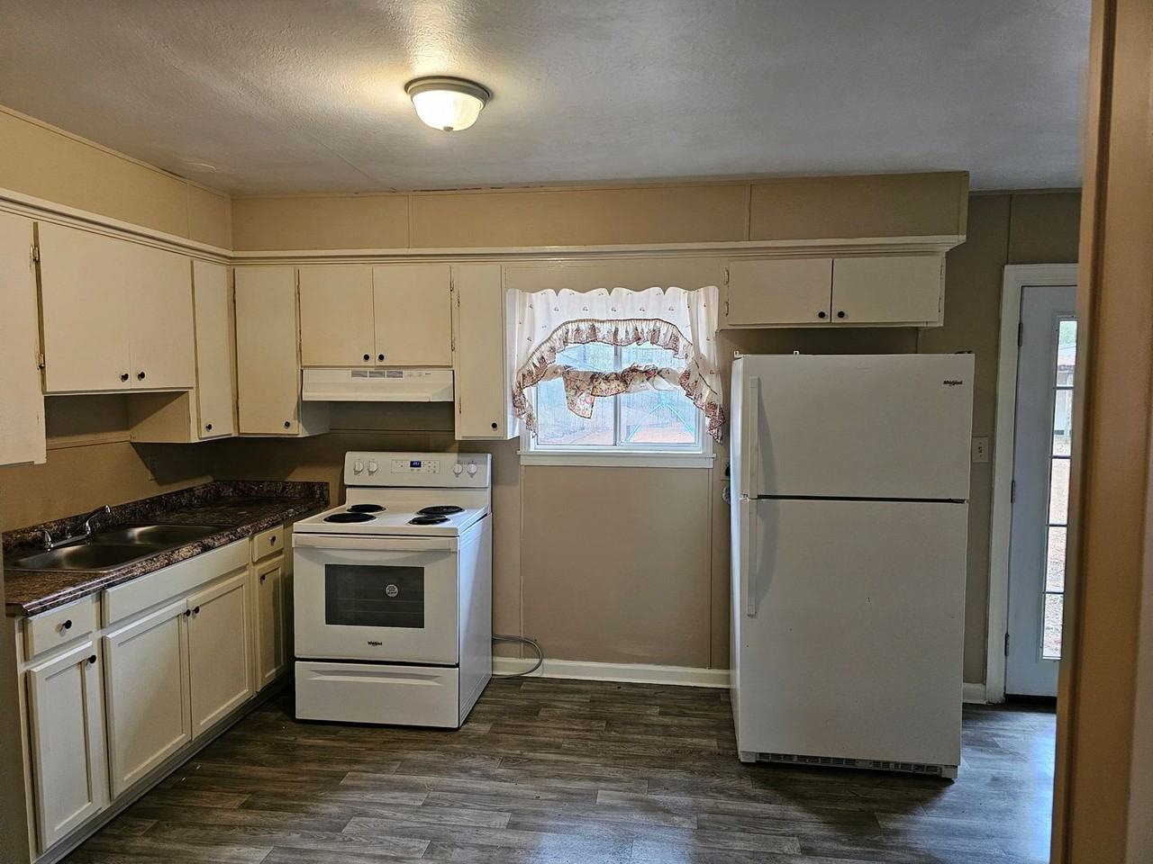 3008 Willow Dr - Photo 2 of 8