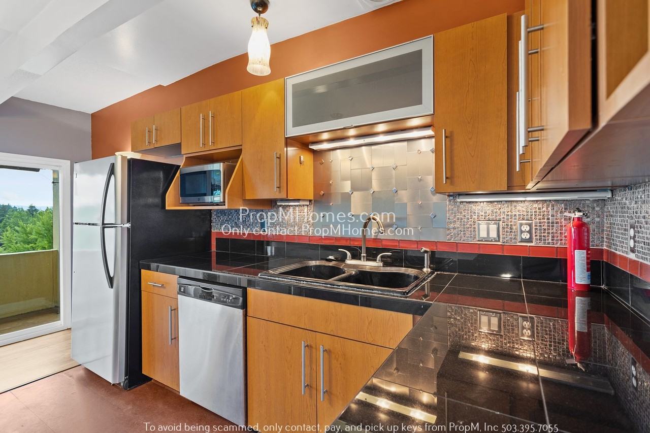 1011 Ne 68th Ave - Photo 4 of 22