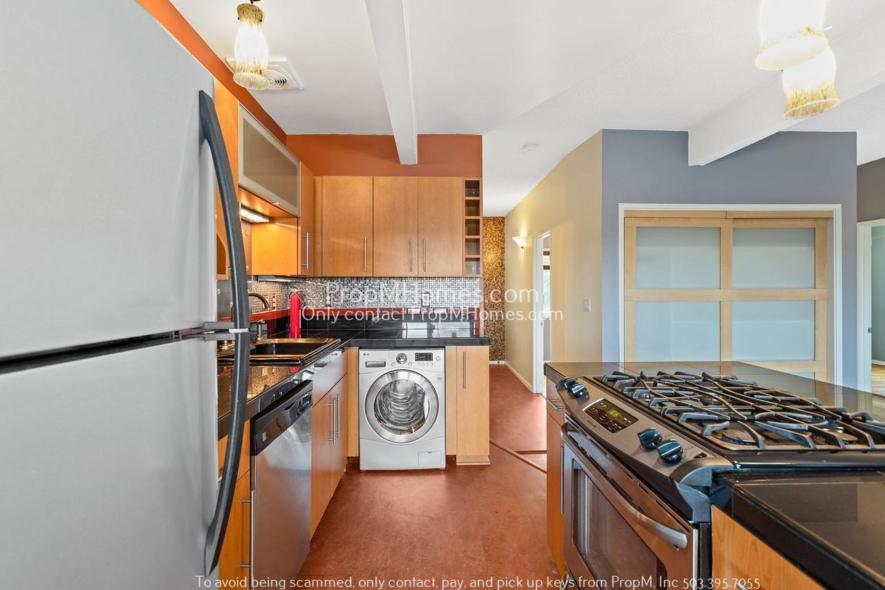 1011 Ne 68th Ave - Photo 6 of 22