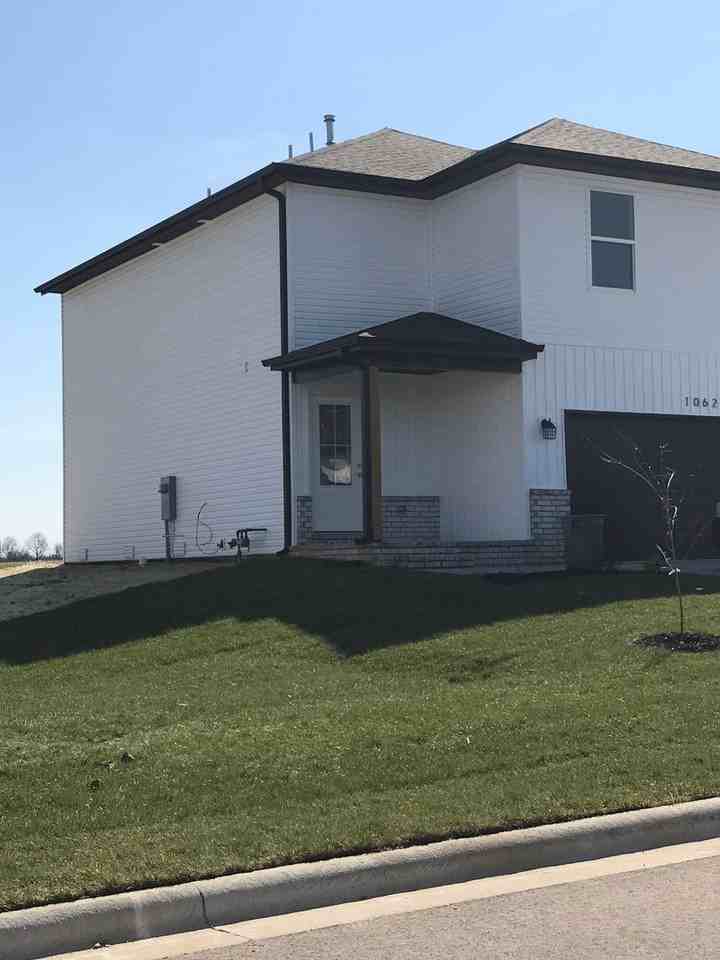 1062 W Holly St - Photo 2 of 50