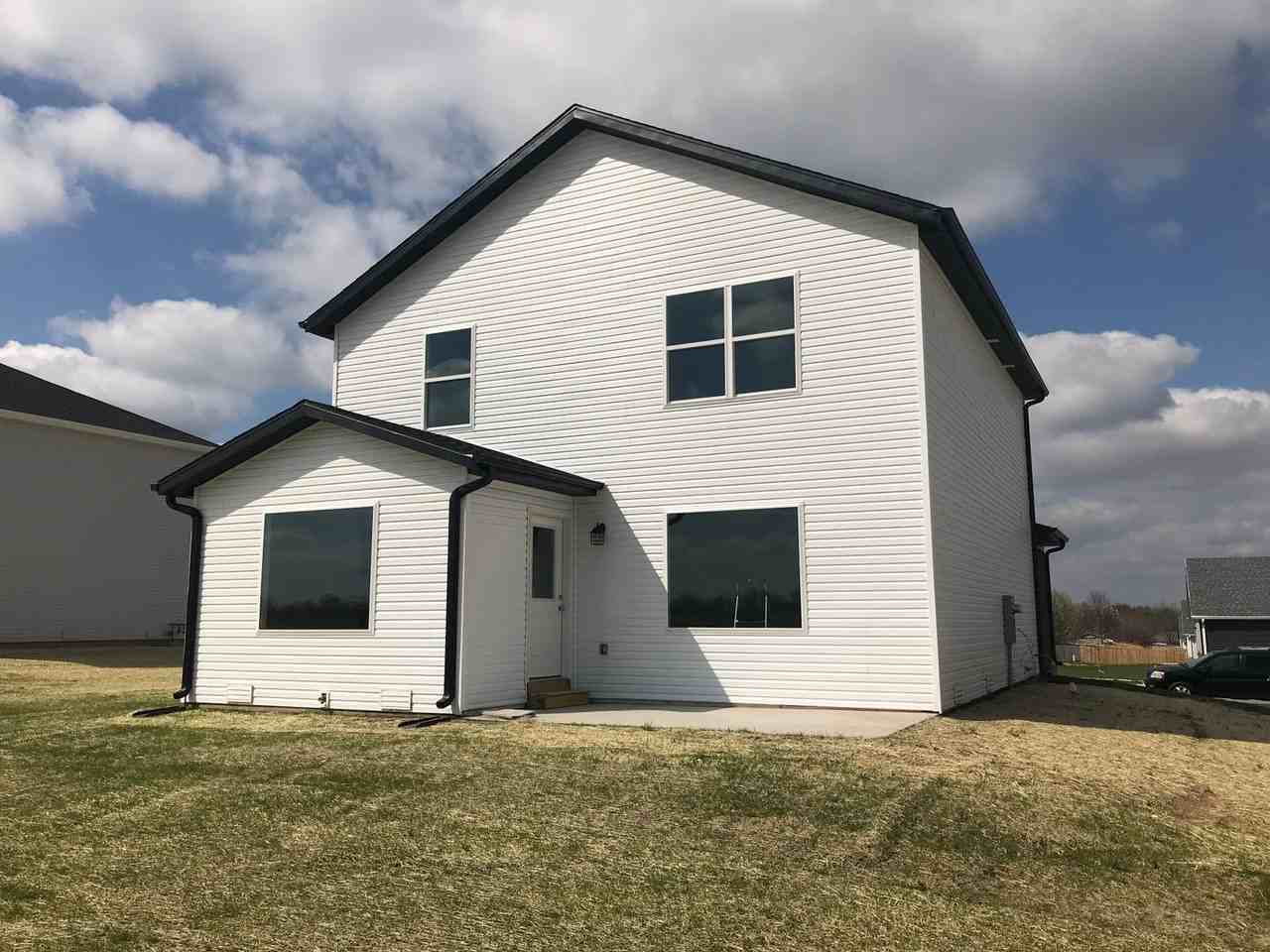 1062 W Holly St - Photo 4 of 50