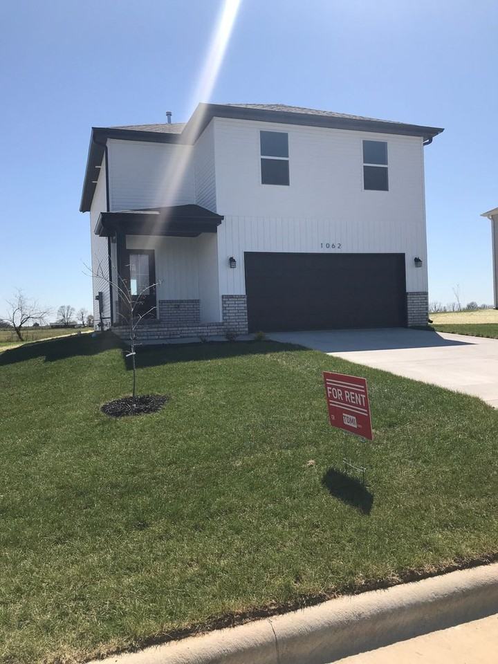 1062 W Holly St - Photo 6 of 50