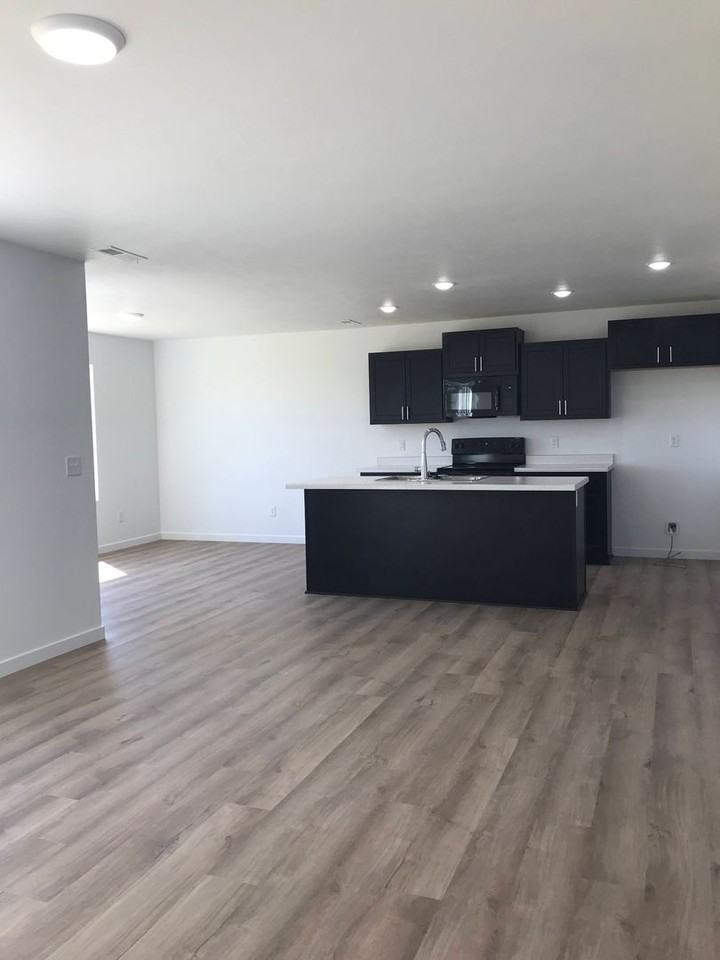 1062 W Holly St - Photo 7 of 50