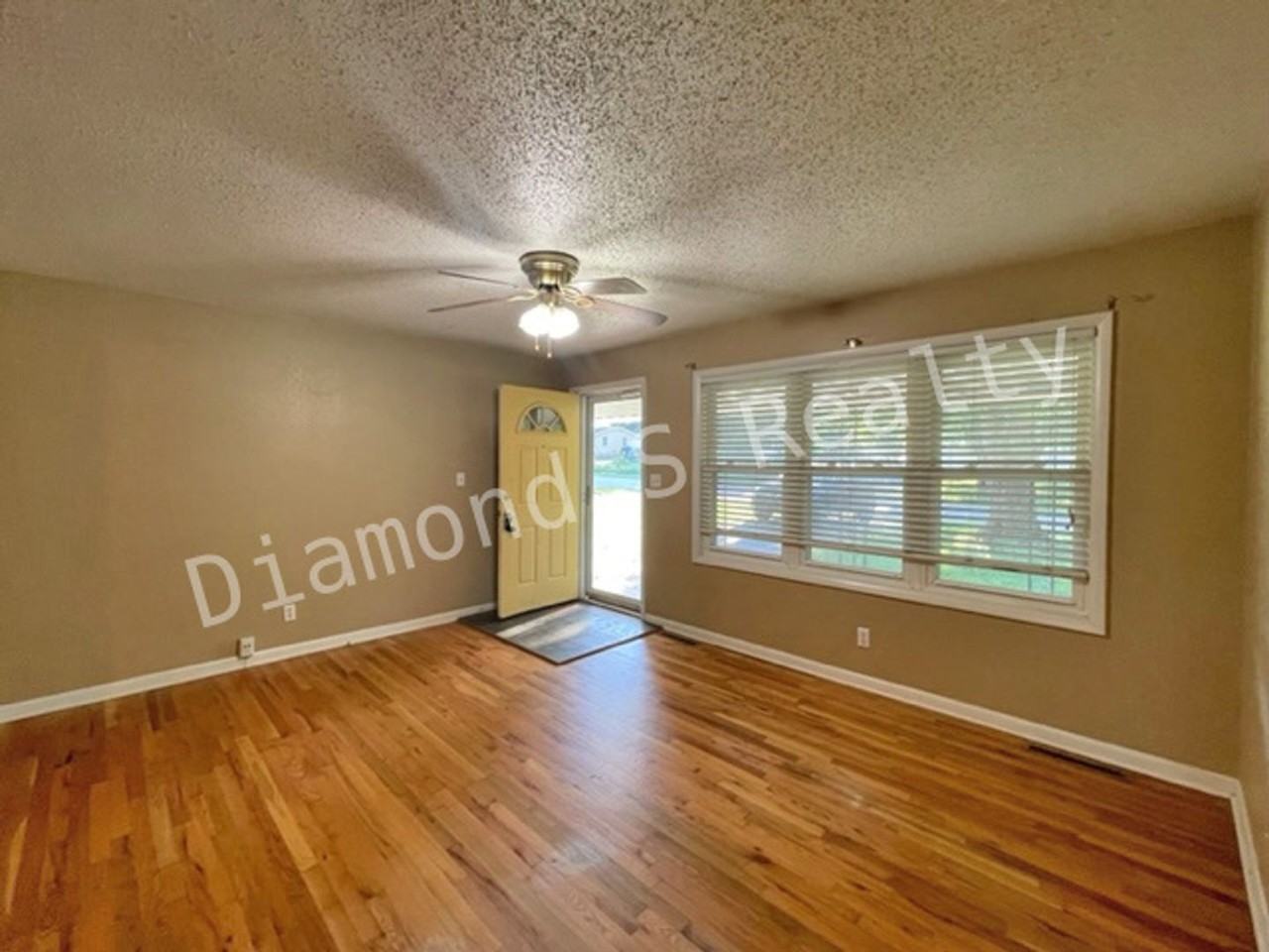 3255 S Parkview Ave - Photo 2 of 11