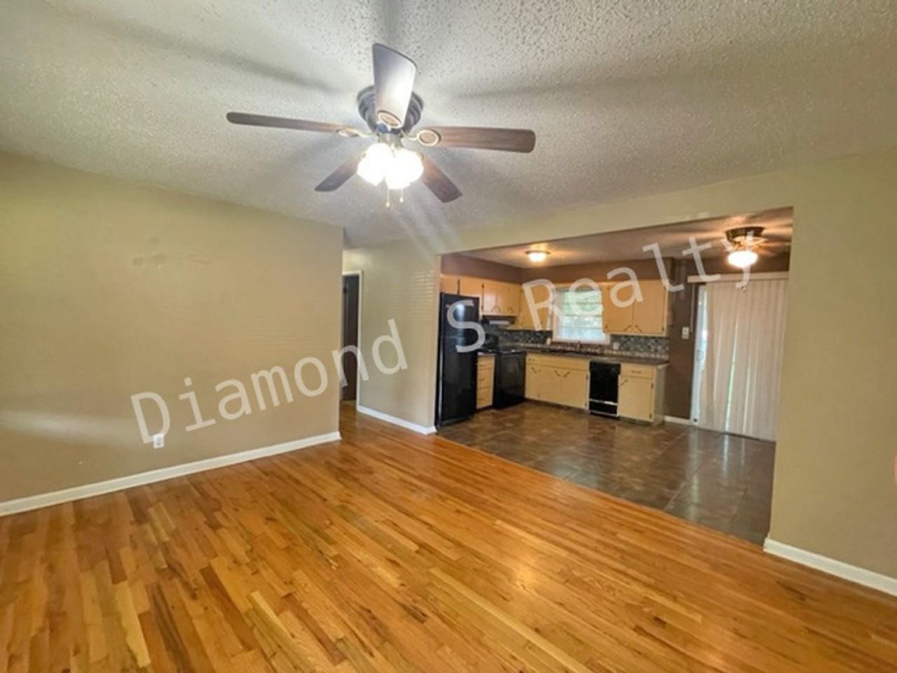 3255 S Parkview Ave - Photo 3 of 11