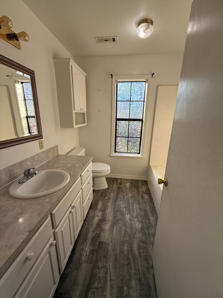 404 S 7th Ave - Photo 5 of 9