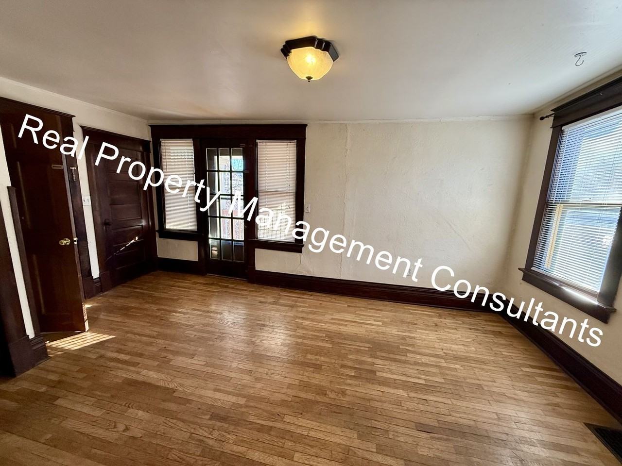 908 E 41st St - Photo 4 of 27