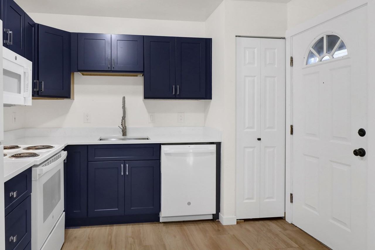 1403 E Sunset Drive - Photo 4 of 20