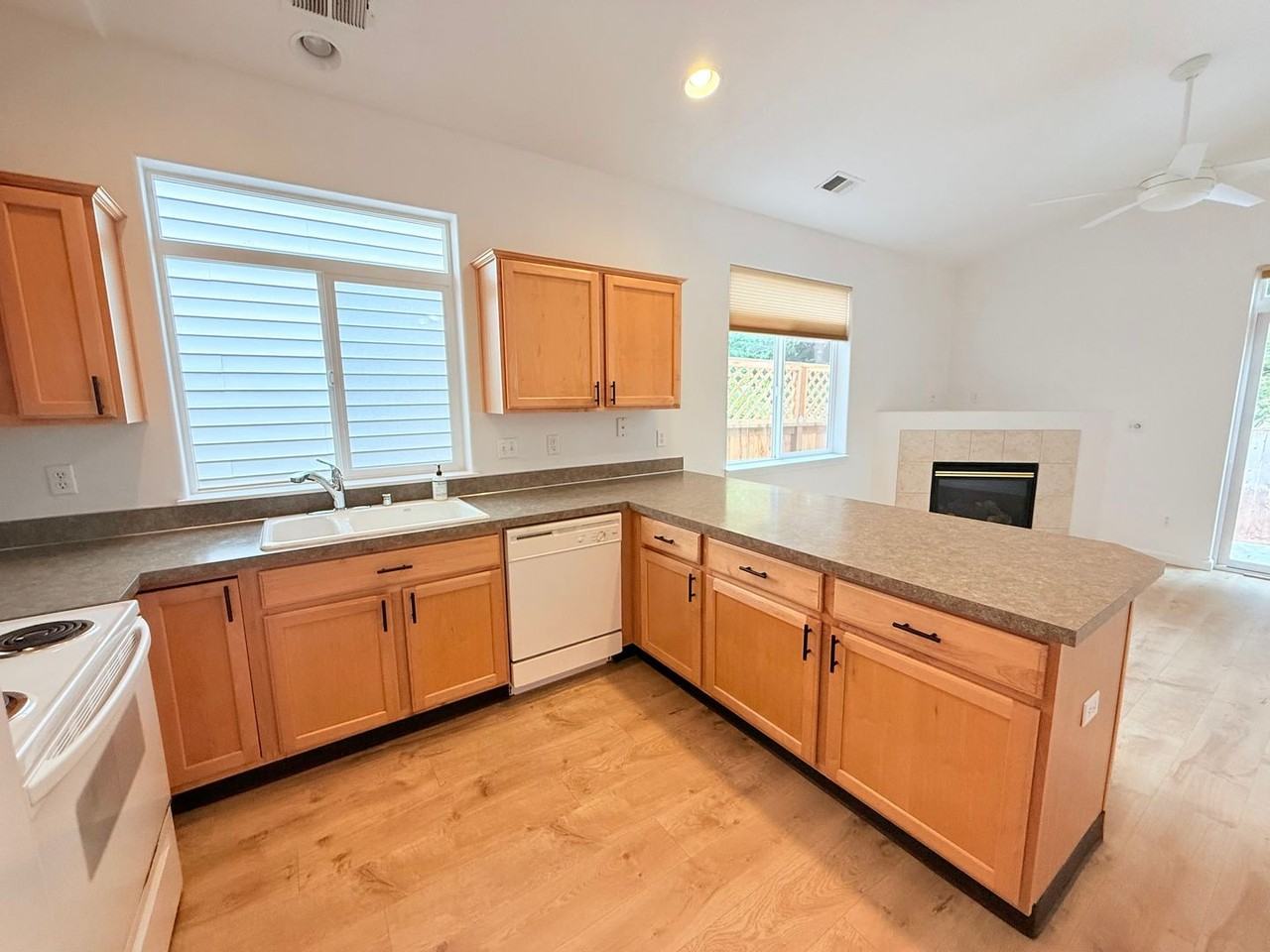 11706 Nw 28th Ave - Photo 5 of 19