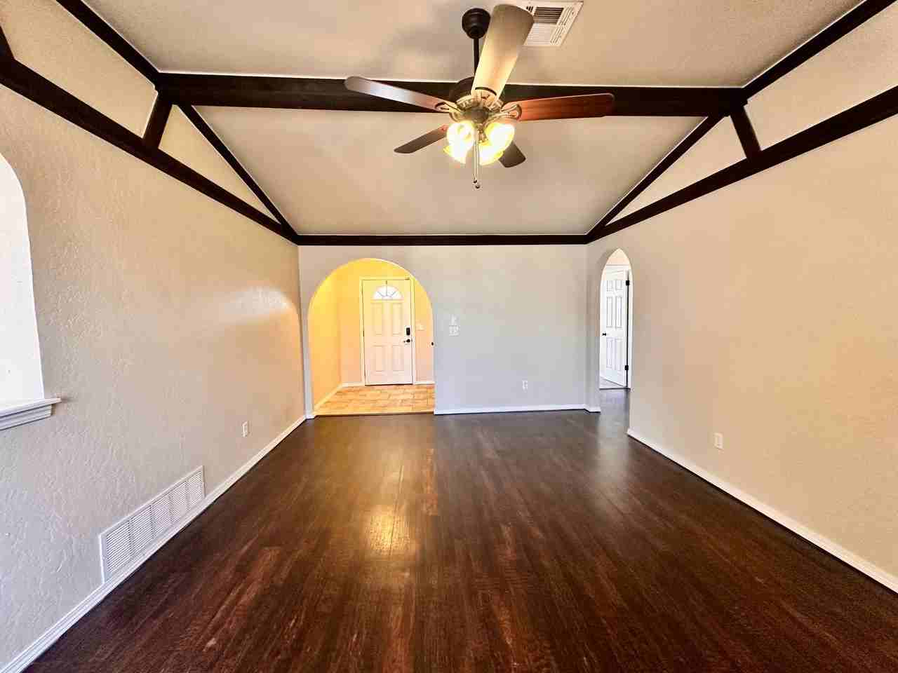 401 S Bouziden Dr - Photo 3 of 31