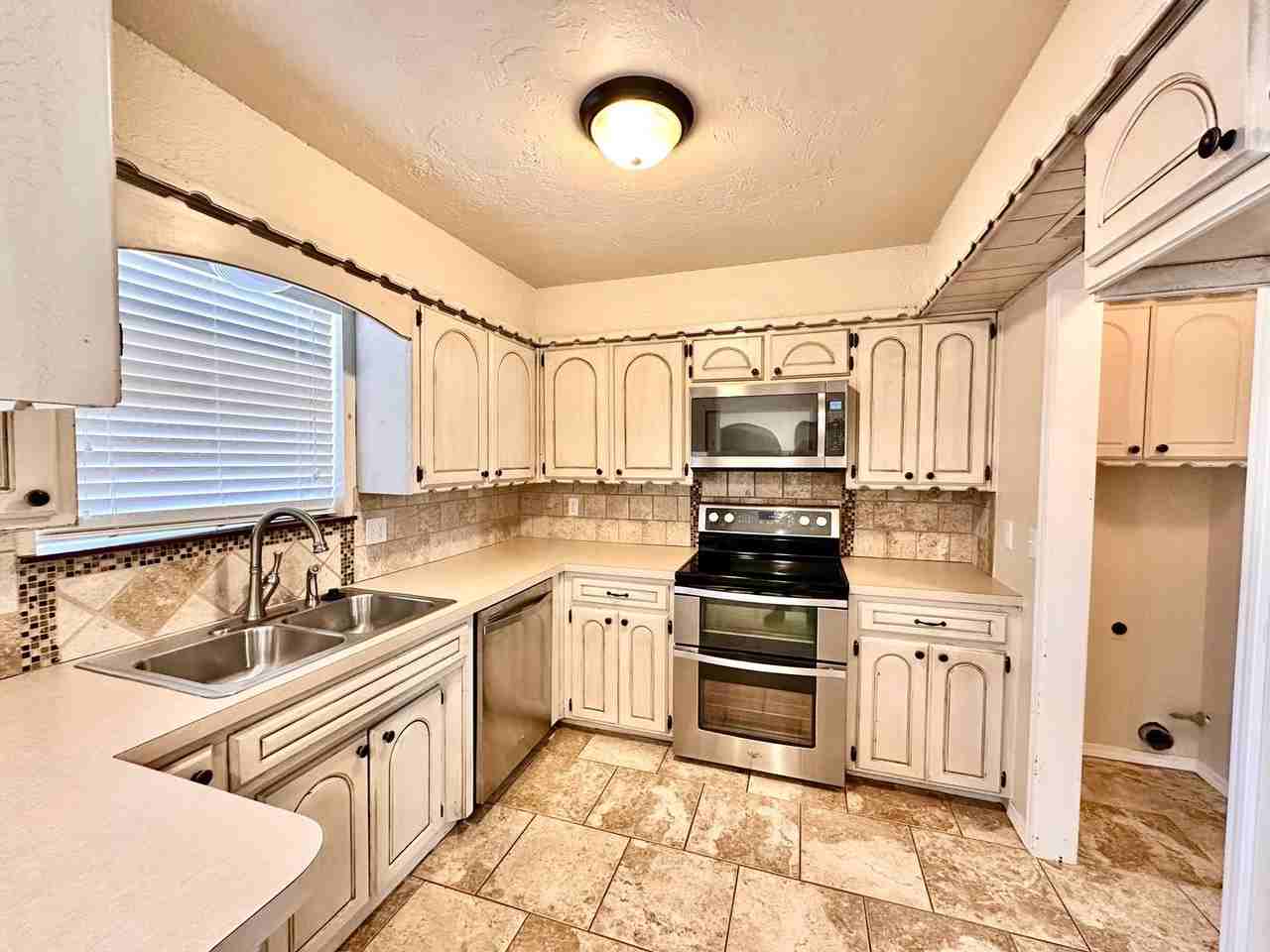 401 S Bouziden Dr - Photo 6 of 31