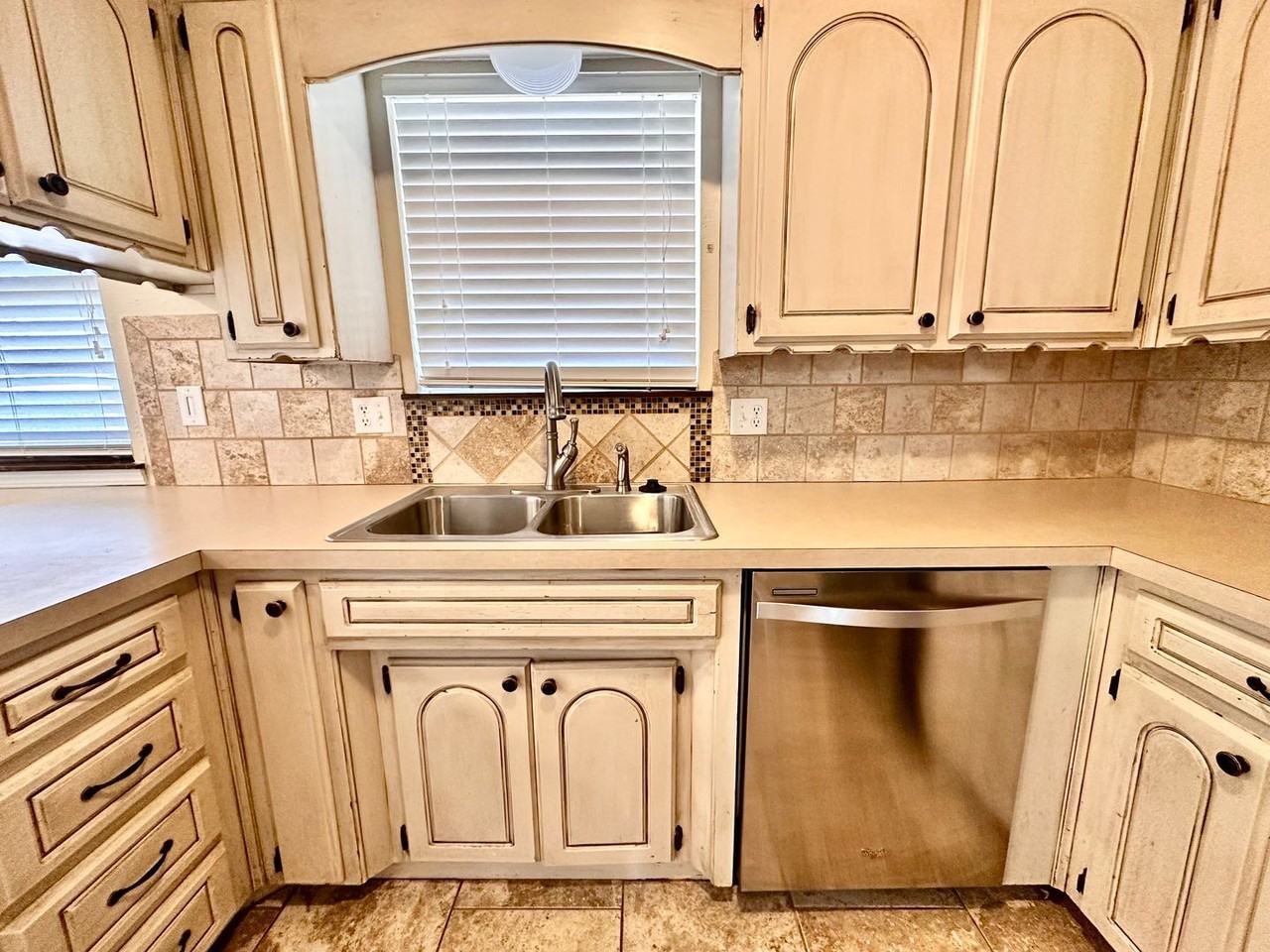 401 S Bouziden Dr - Photo 7 of 31