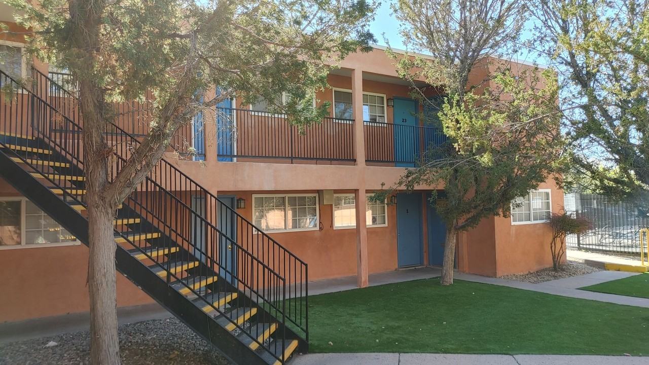 Casa Del Arroyo Apartments - Photo 2 of 7