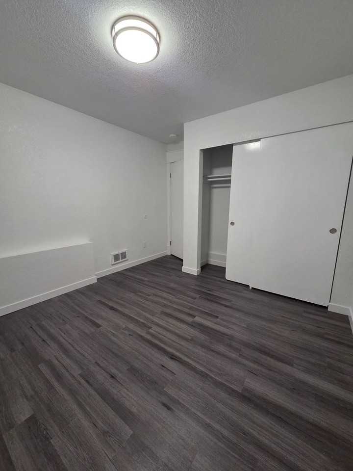 1726 S 88th St - Photo 6 of 29