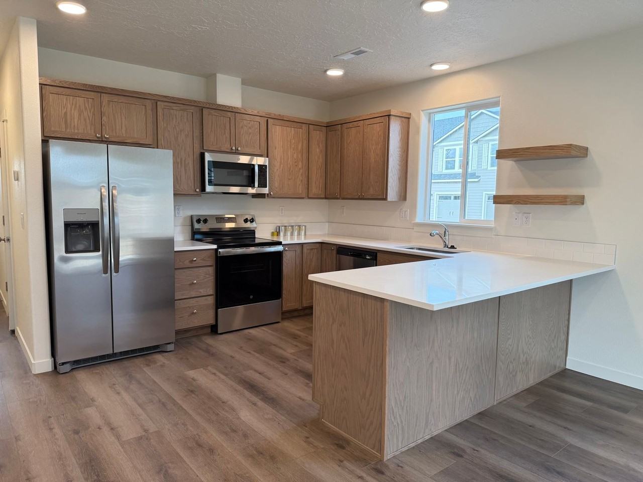 20491 Brad St - Photo 3 of 16