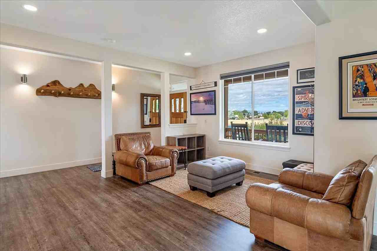 1622 Nw Rimrock Ct - Photo 4 of 37