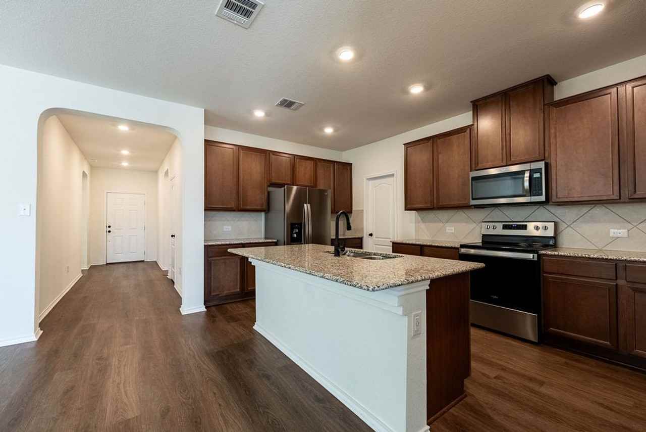 250 Auburn St - Photo 4 of 20