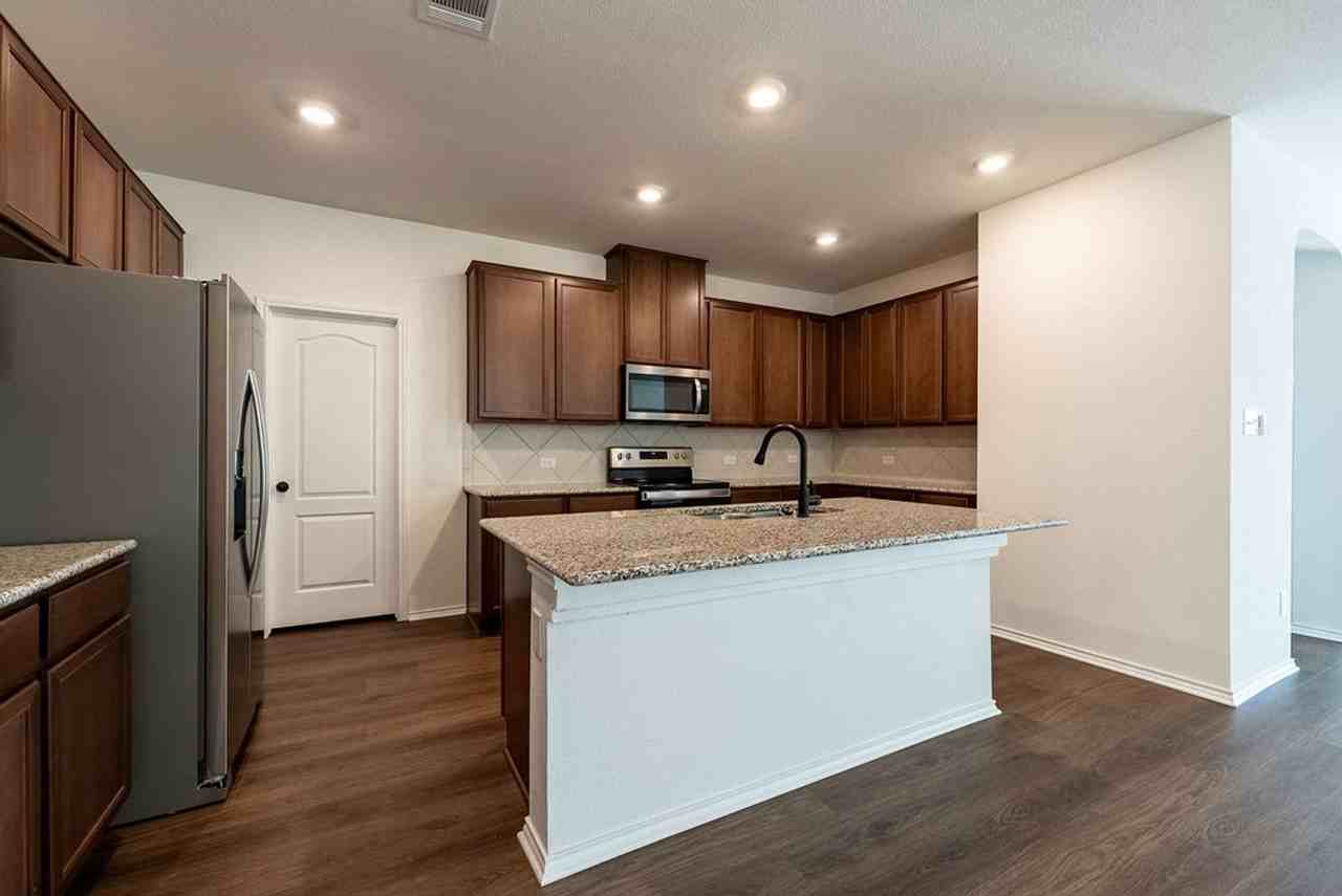 250 Auburn St - Photo 5 of 20