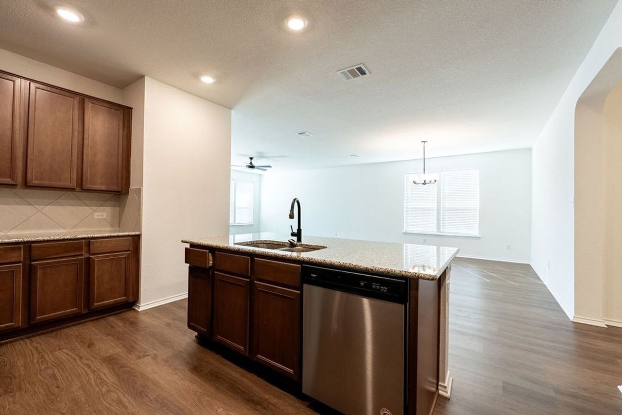 250 Auburn St - Photo 6 of 20